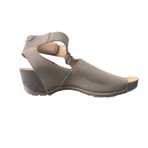 Dansko Tan Wedges - Picture 5 of 15